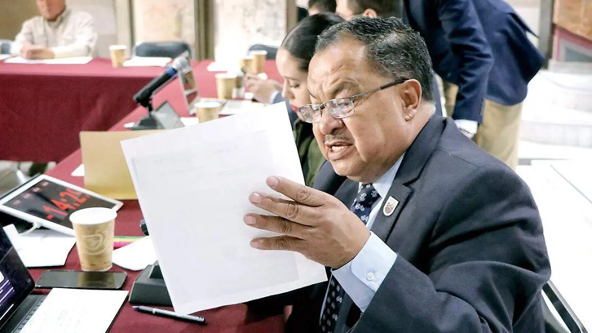 Coordinador general jurídico durante su comparecencia