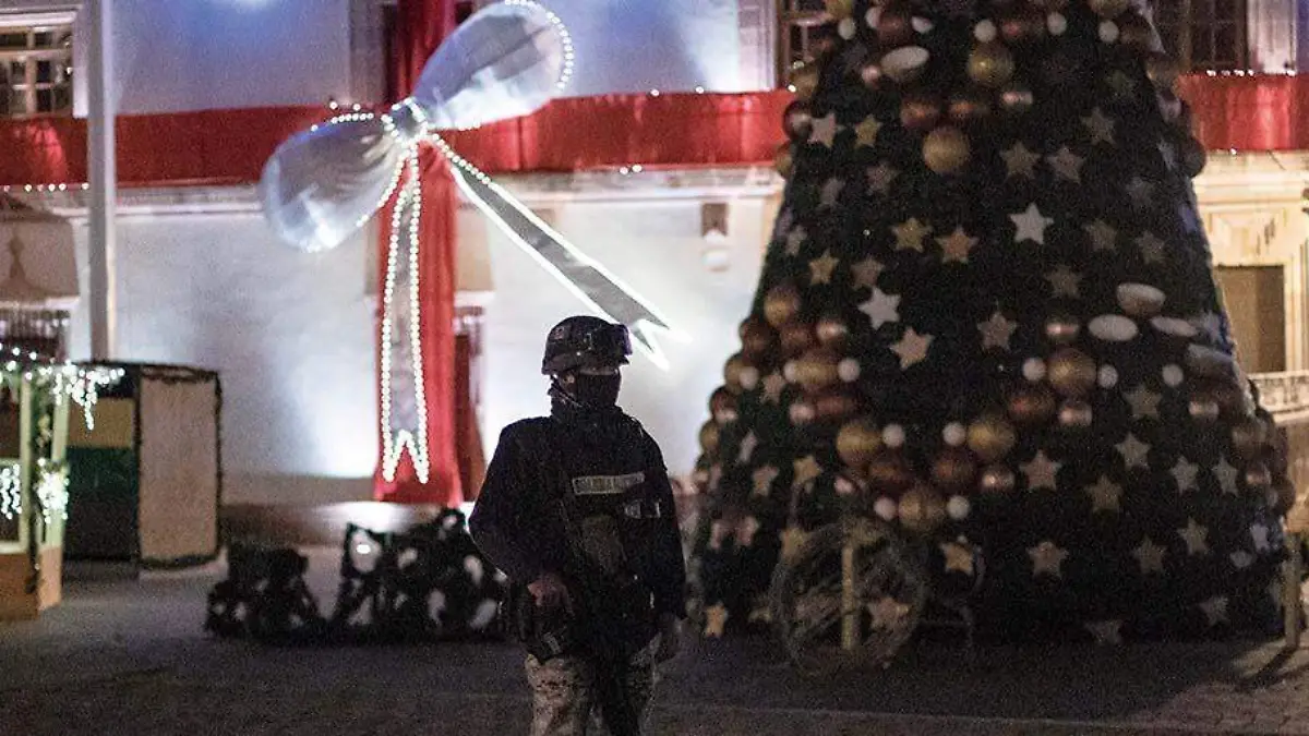 Elemento de la Guardia Nacional vigilante en la Plaza de Armas de Zacatecas