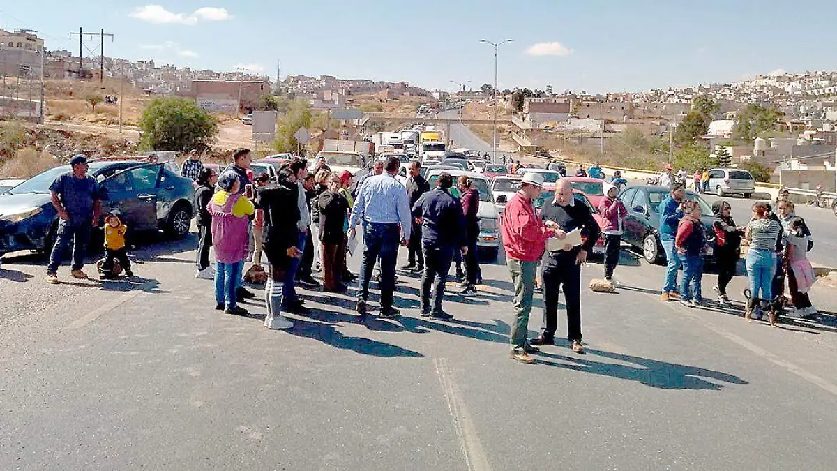 Bloqueo de la vialidad Tránsito Pesado en la capital de Zacatecas