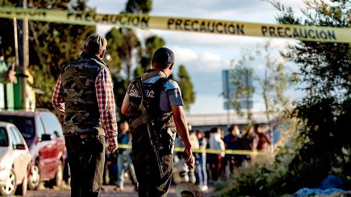 Elementos de la policía vigilan zona de acordonamiento
