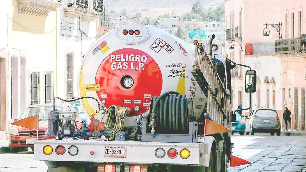 Pipa de gas LP en el centro de Zacatecas