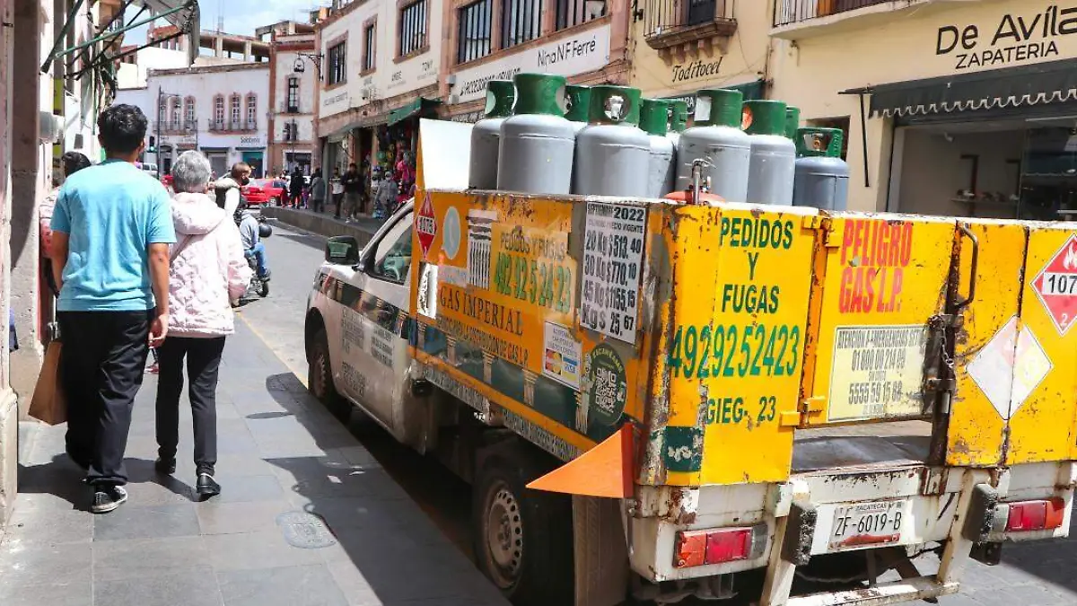 Camioneta distribuidora de gas LP en el centro de Zacatecas