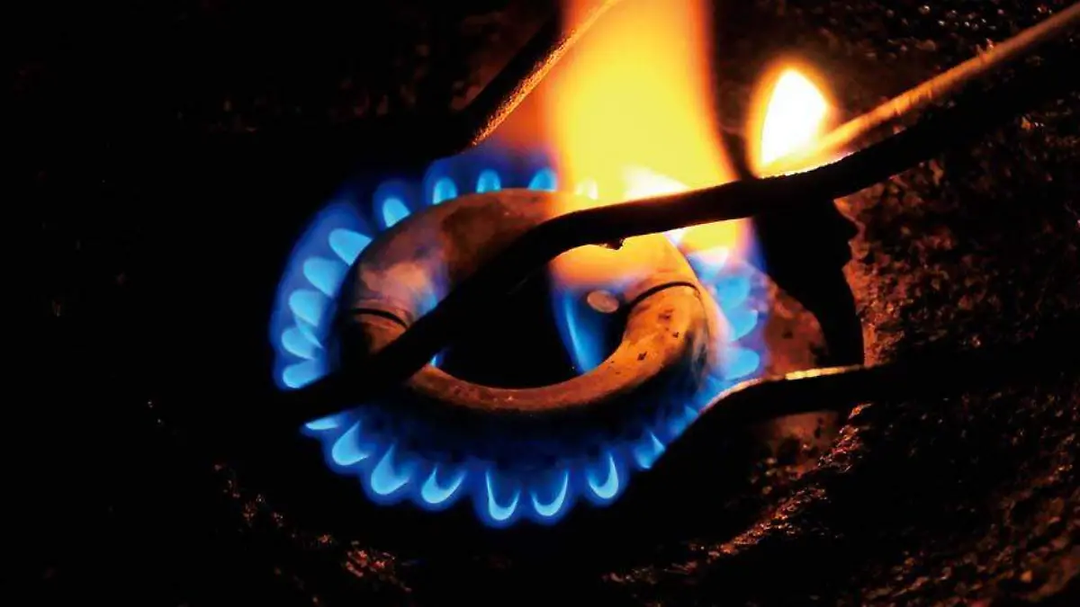 Parrilla de estufa de gas encendida