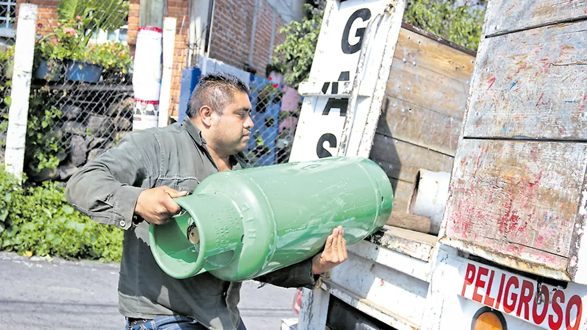 Hombre transportando un cilindro de gas