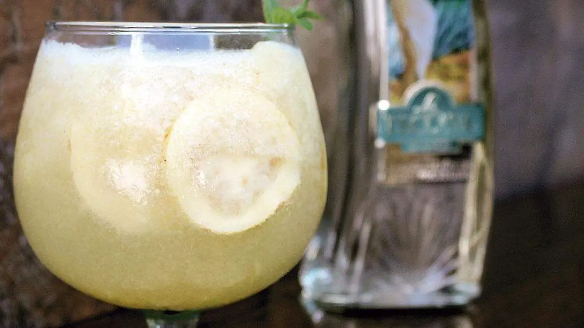 Bebida-preparada-con-mezcal-la-esclava