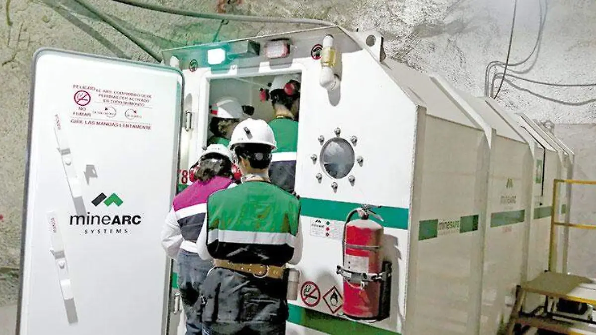 trabajadoresminerosrevisandounamáquina