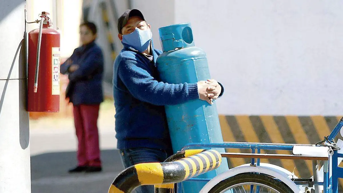 Hombre-cargando-cilindro-de-gas-LP