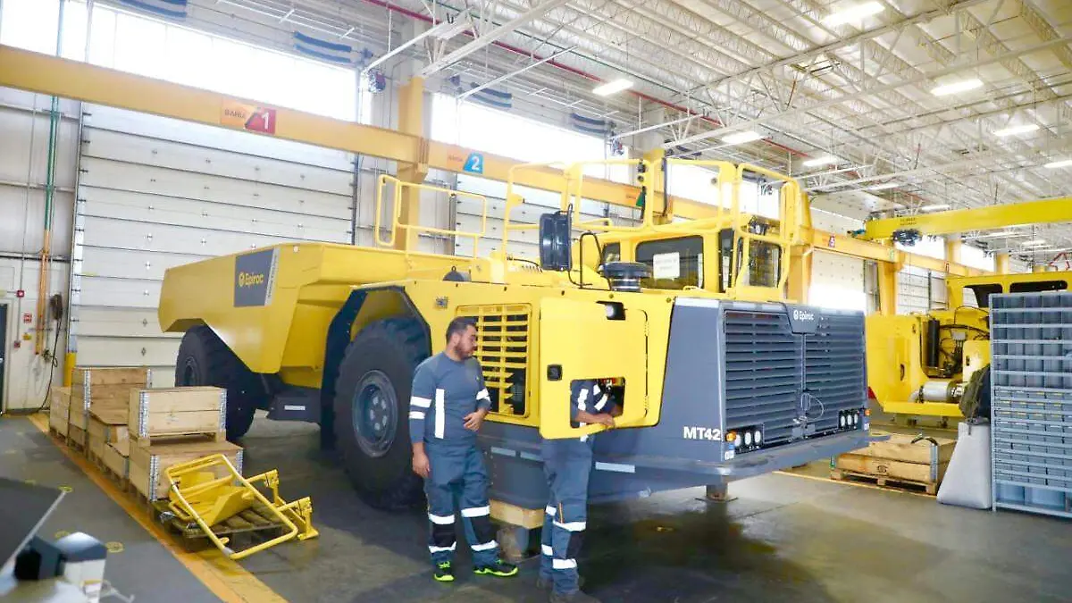 Personal laborando en armadoras