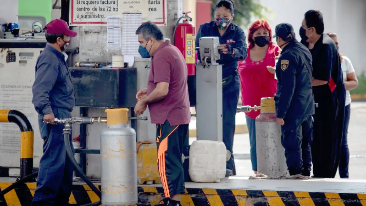 Personas acuden a distribuidora de hidrocarburos para rellenar sus cilindros de gas