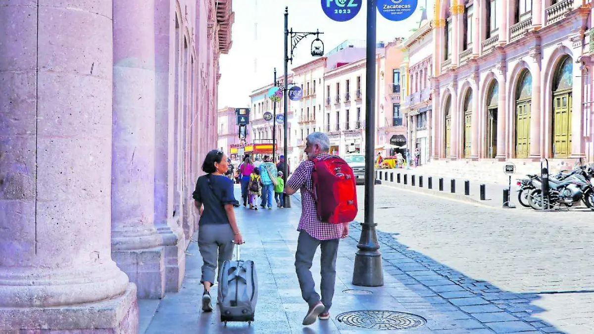 Turistas caminando por el centro de Zacatecas