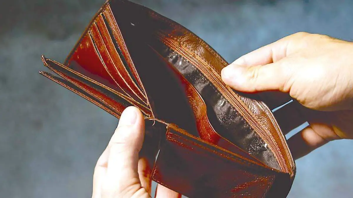 manos con una billetera vacía