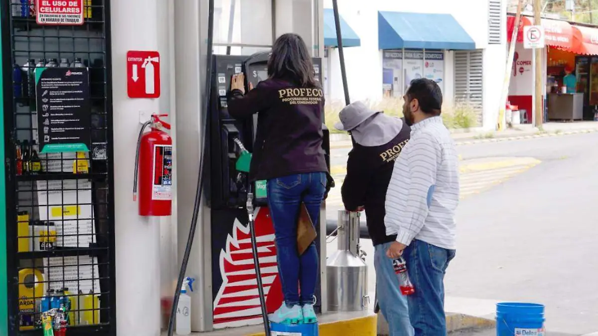 Verificadores de profeco en una gasolinera