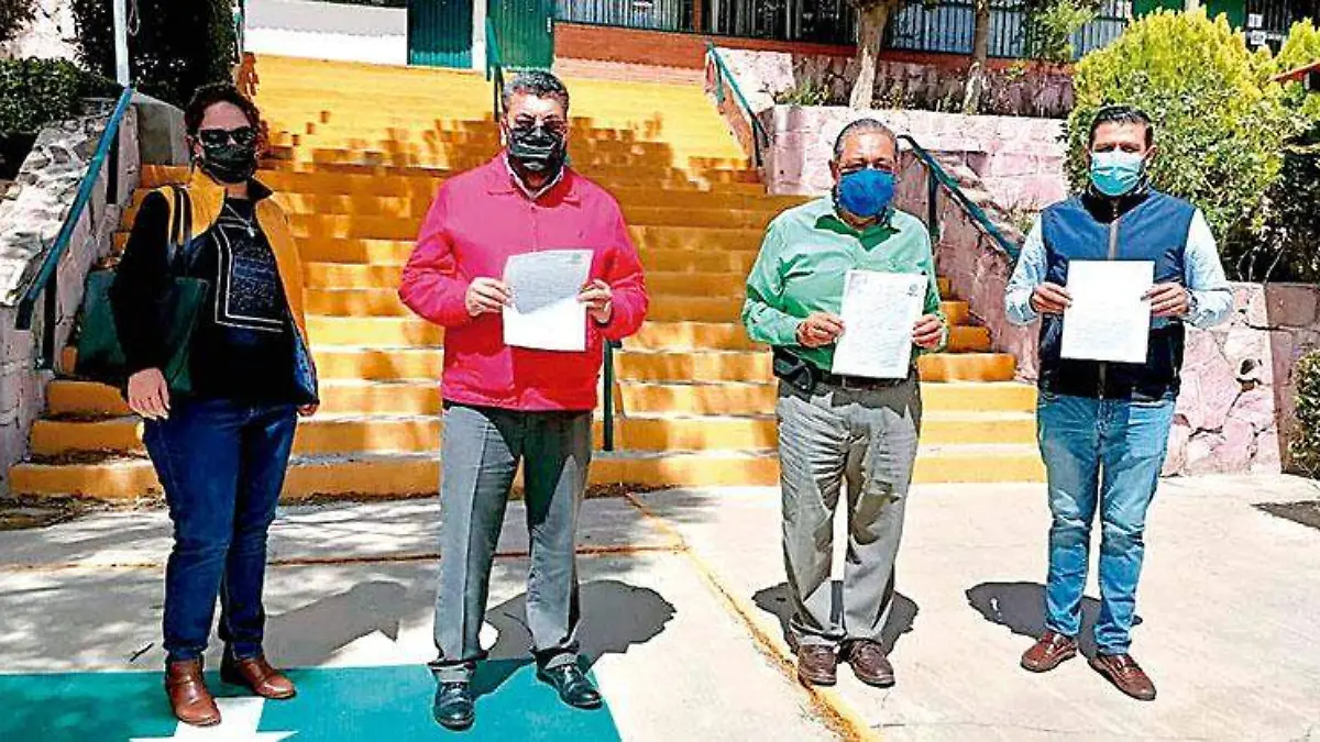 mujer-y-hombres-en-patio-del-cobaez-sosteniendo-copia-de-acuerdo
