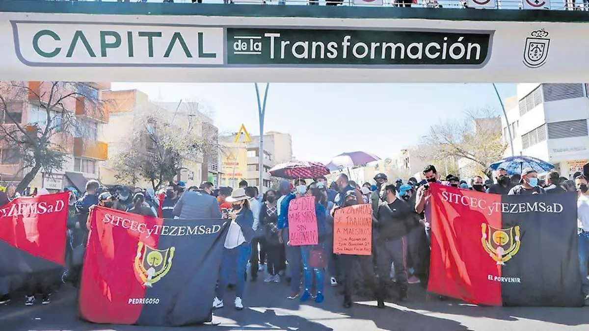 Personal de cecytez bloqueando el bulevar López Mateos