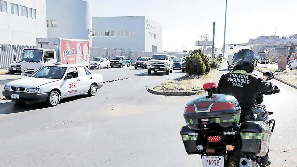 Taxi circulando en avenida de Zacatecas
