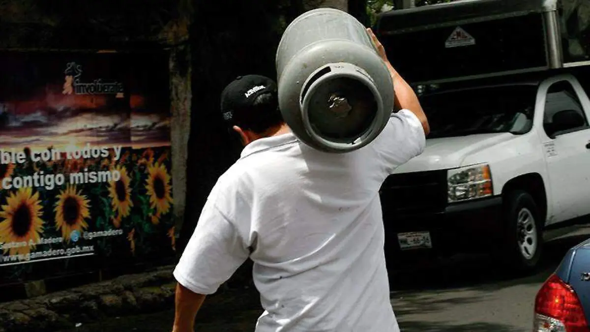 Hombre cargando cilindro de gas