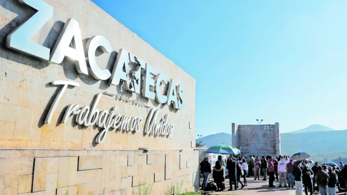 Integrantes del Sutsemop en la entrada principal de Ciudad Administrativa