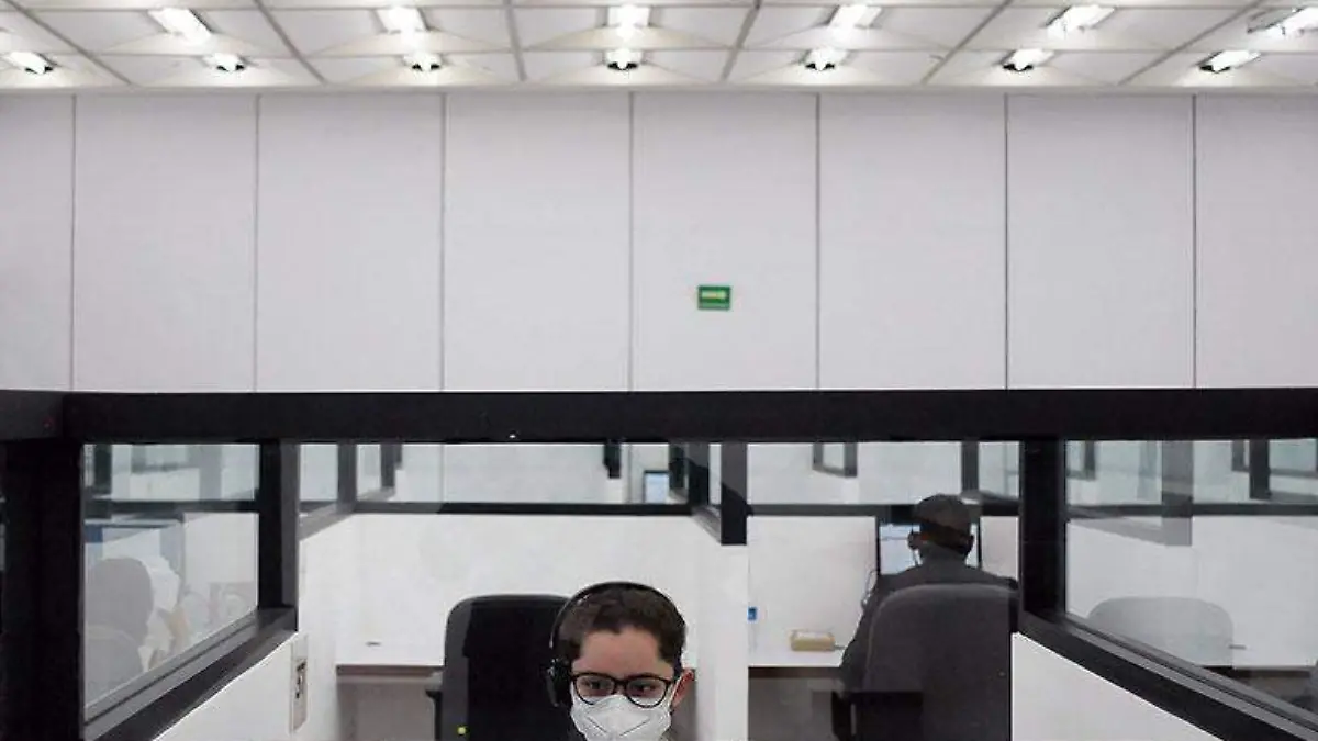 jóvenesatendiendocallcenterdelSAT