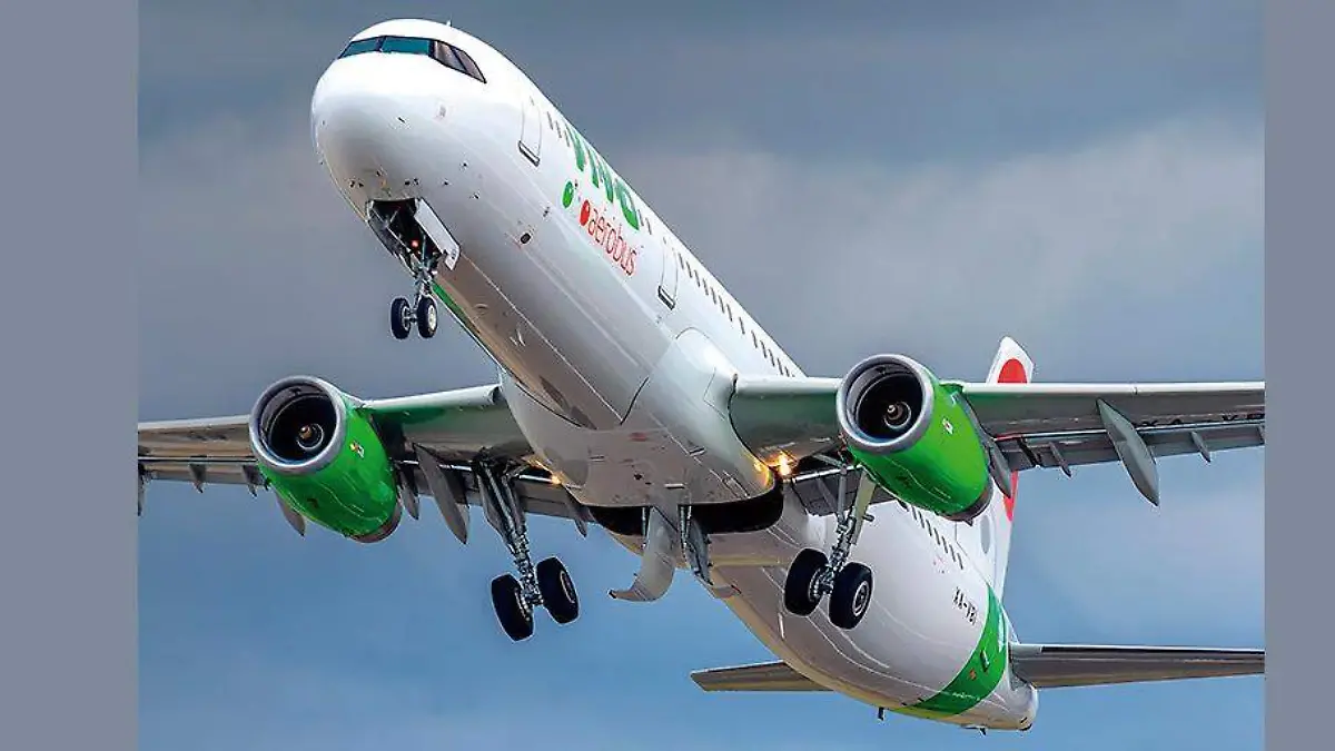 Avión de Viva Aerobús volando