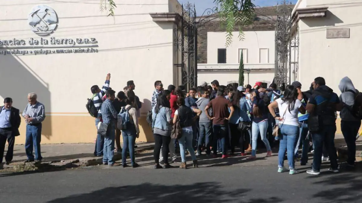 alumnos-toman-minas-para-impedir-votacion-1000x586