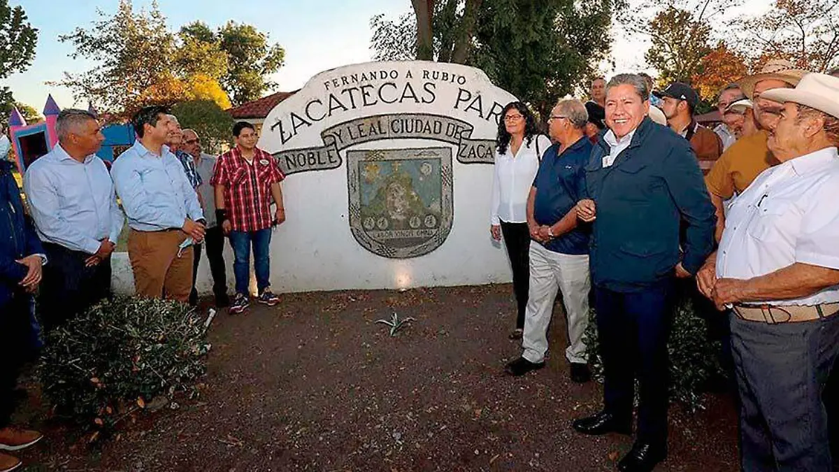 El gobernador David Monreal se reunió con migrantes en el Zacatecas Park en Los Ángeles, California