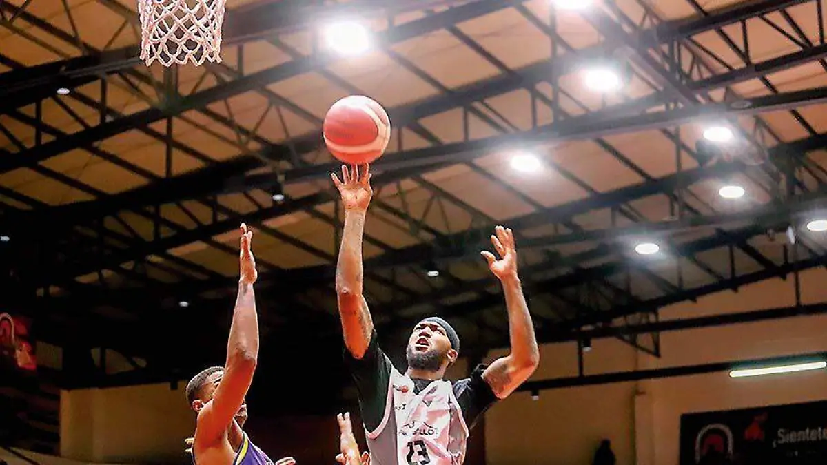 Jugador del equipo Plateros de Fresnillo en la zona de anotación