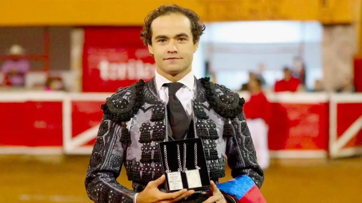 Juan Pablo Sánchez con el escapulario de plata