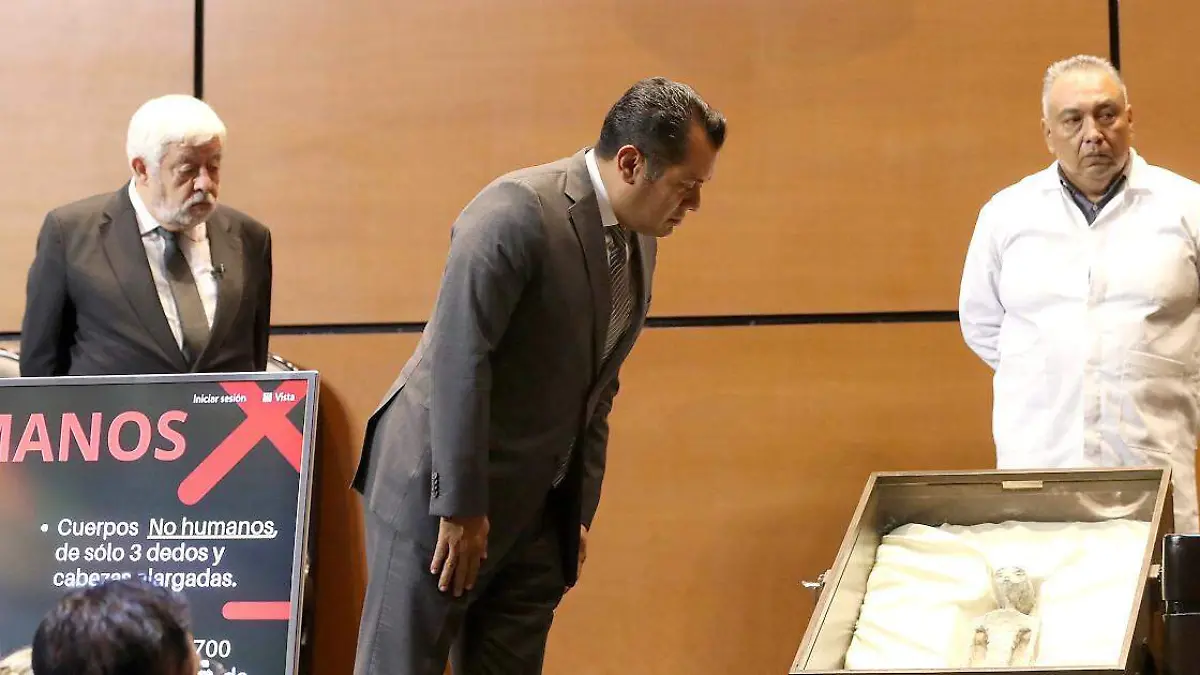 Jaime Maussan (I) presentó dos cuerpos en la Cámara de Diputados