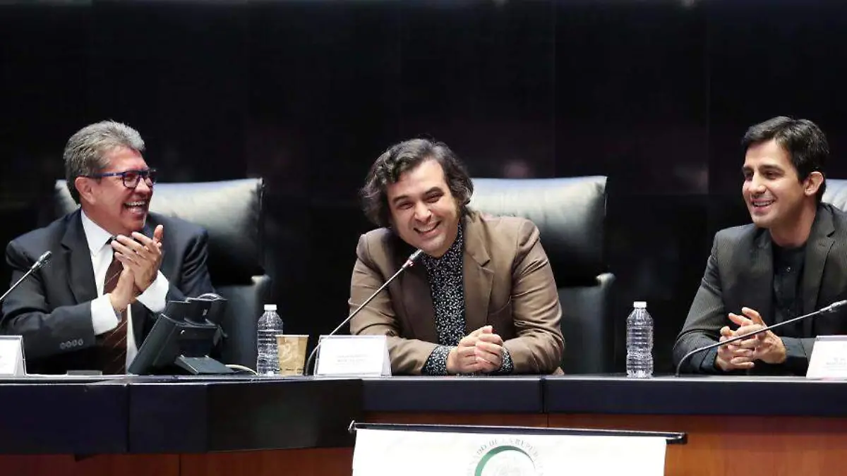 Ricardo Monreal e integrantes de la banda Enjambre
