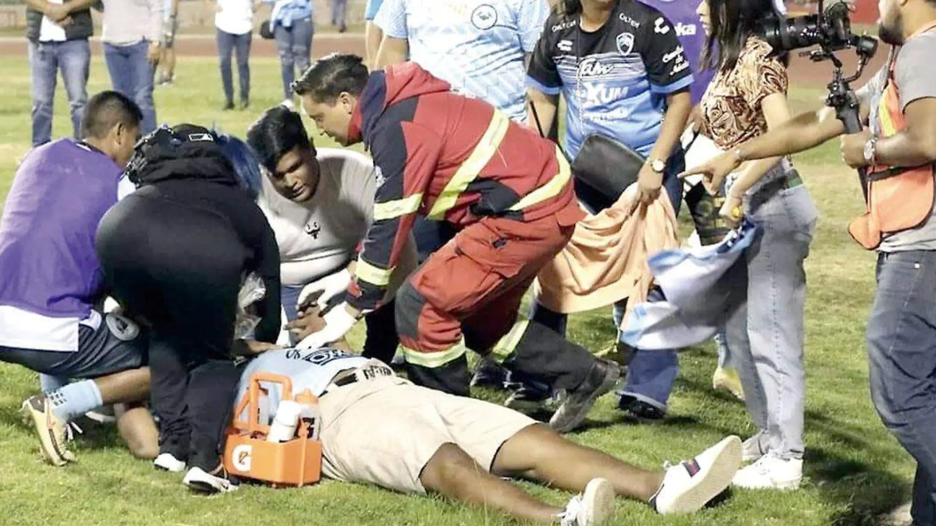 Paramédicos-atienden-a-aficionado-a-nivel-de-cancha