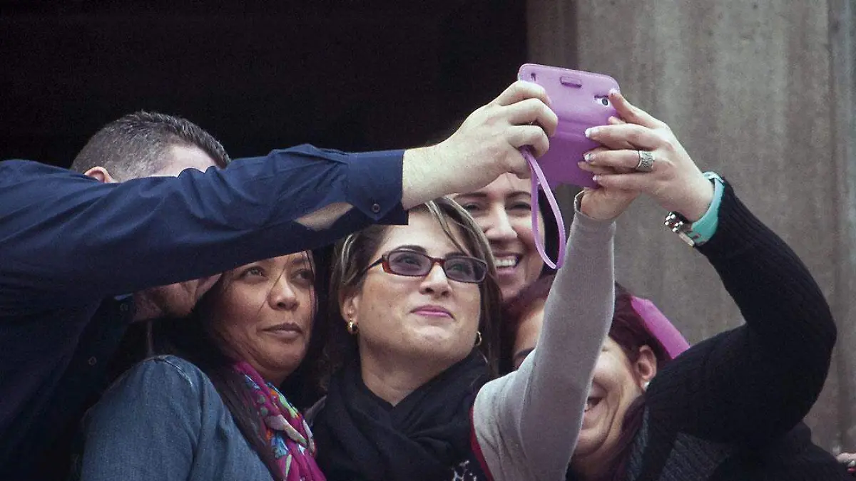 Personas-tomándose-una-fotografíe-con-el-teléfono-celular
