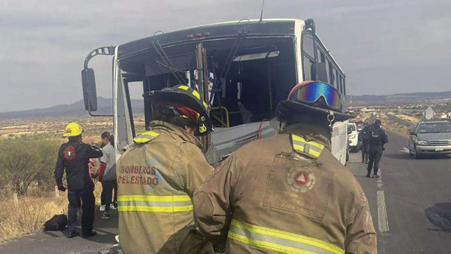 Autobús-de-personal-se-impactó-contra-un-tráiler-quinta-rueda