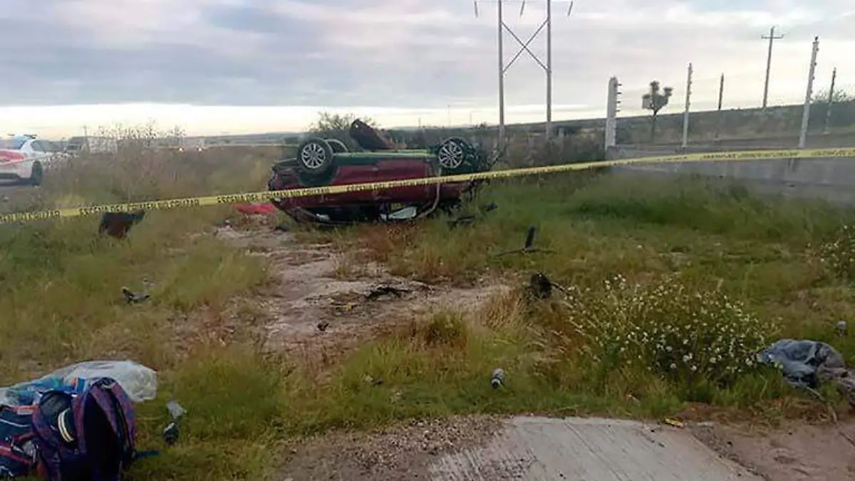 Camioneta volcada en la carretera de Rancho Grande, Fresnillo, Zacatecas
