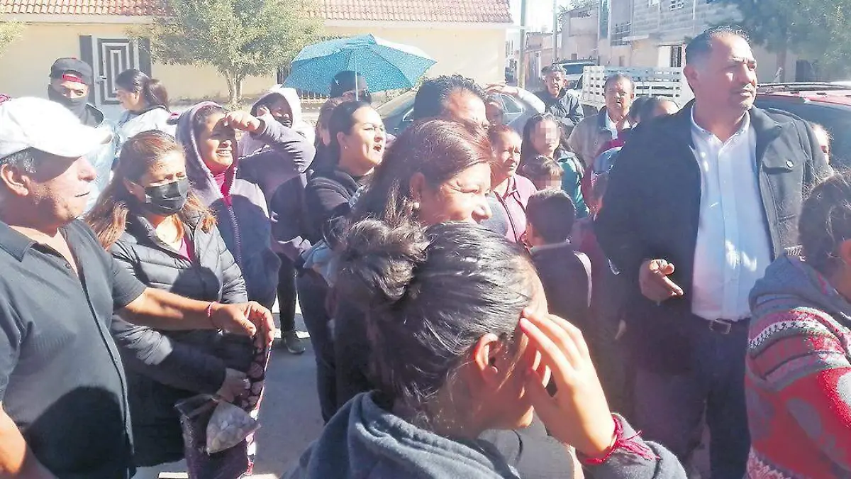Manifestantes exigiendo docente