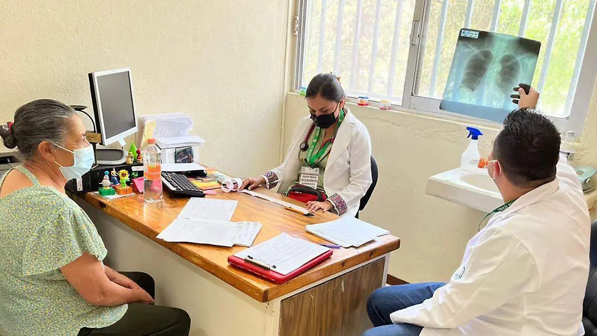 Médico en auscultación de paciente en Concepción del Oro