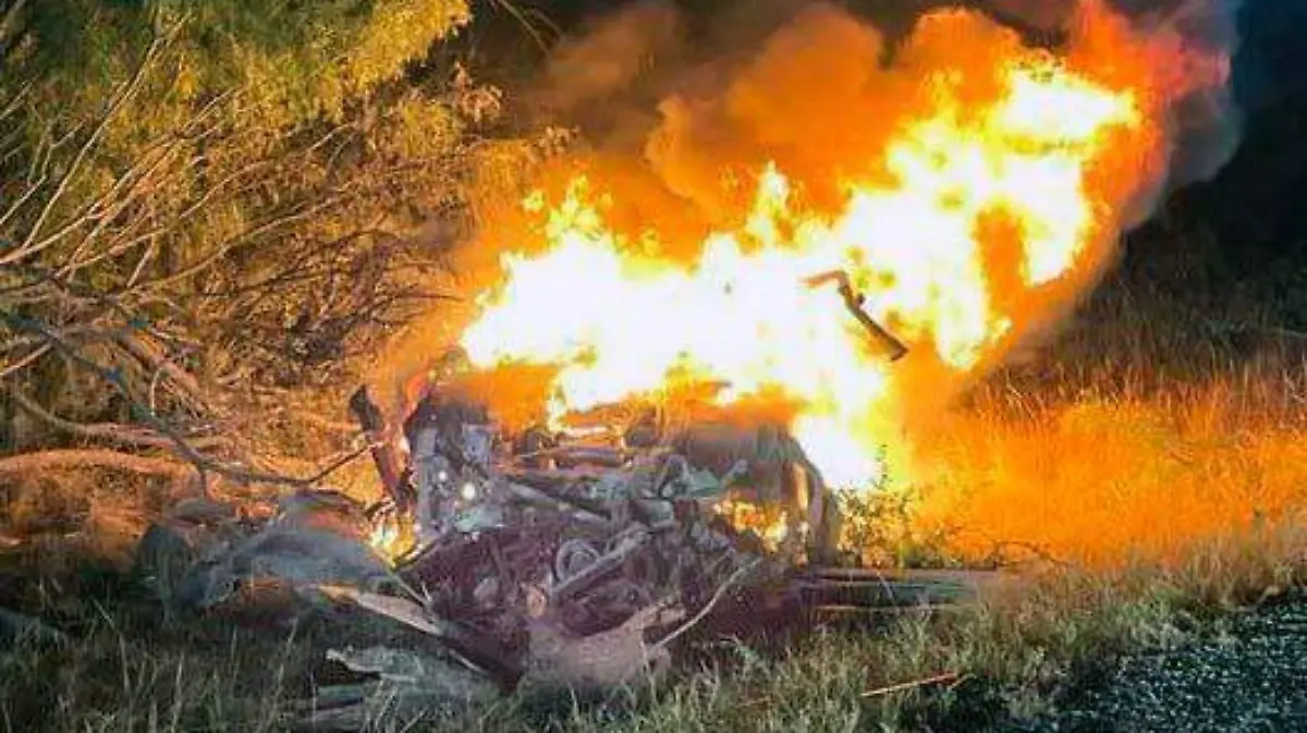 Vehículo incendiado y destrozado en el que viajaban tres indocumentados zacatecanos