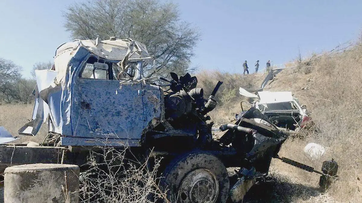 Accidente-de-un-taxi-y-un-camión-de-volteo