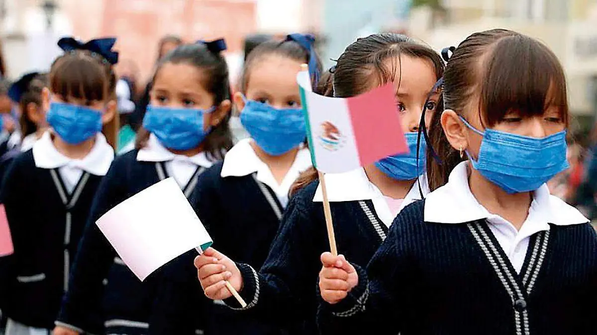 Niñas y niños en desfile