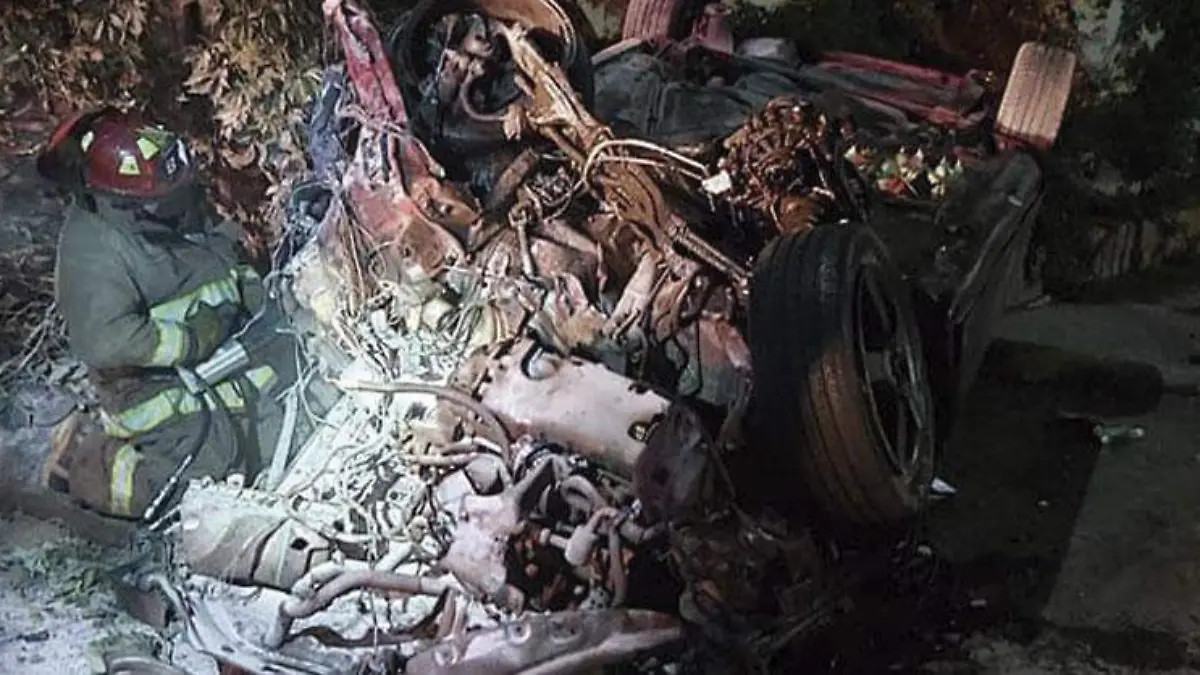 elementodeproteccióncivilaunladodeunvehiculodestrozado