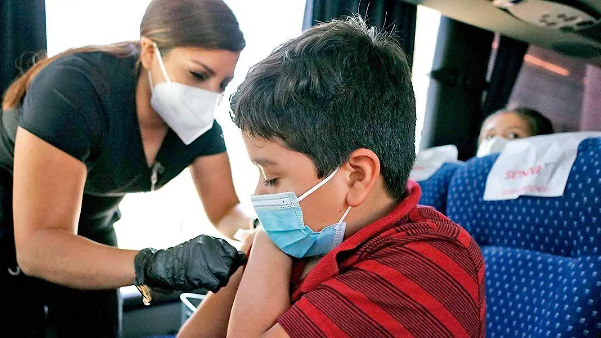 niño recibe dosis de vacuna pfizer contra Covid-19