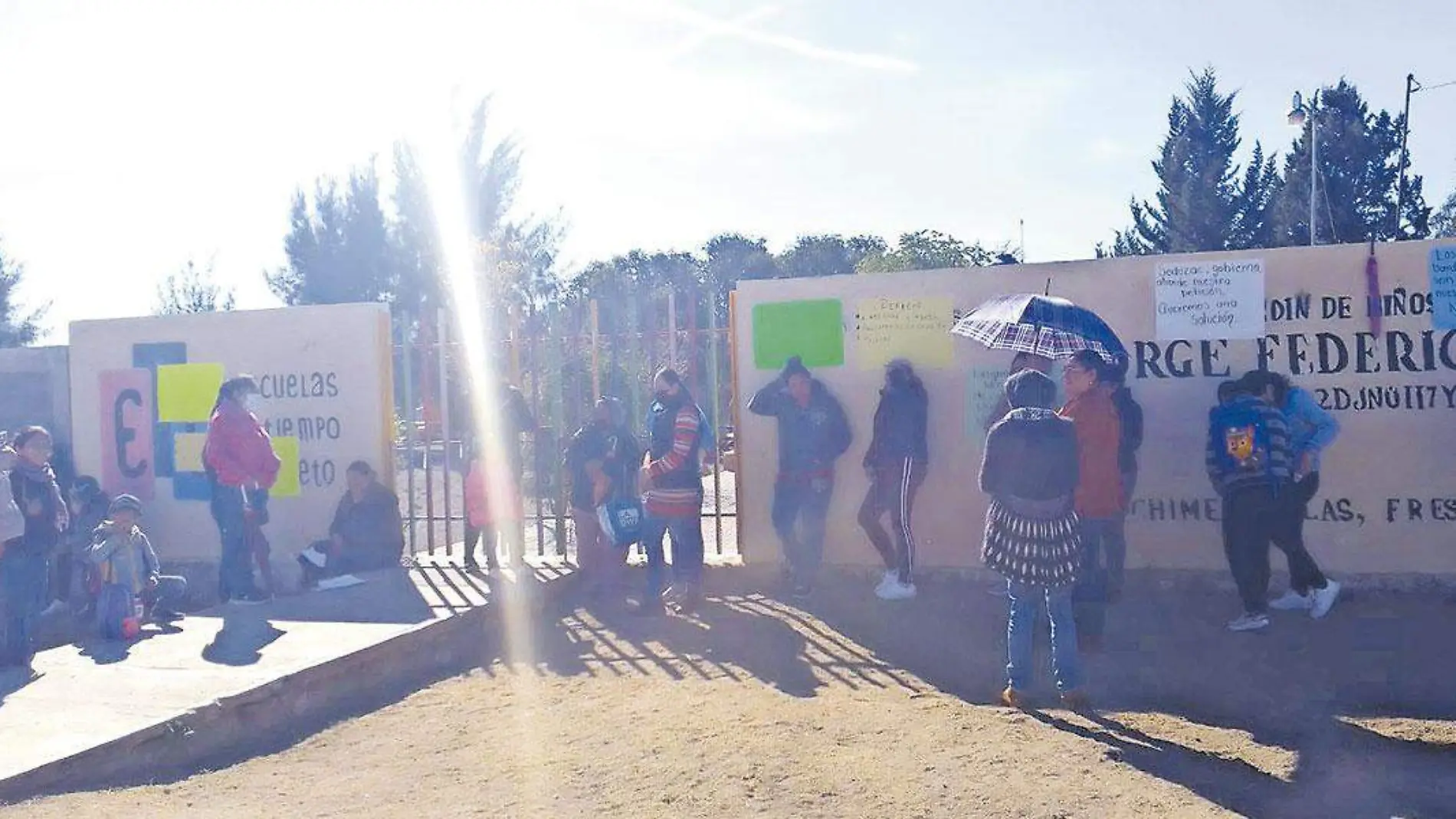 Manifestación-de-madres-y-padres-de-familia-en-preescolar-de-Chichimequillas