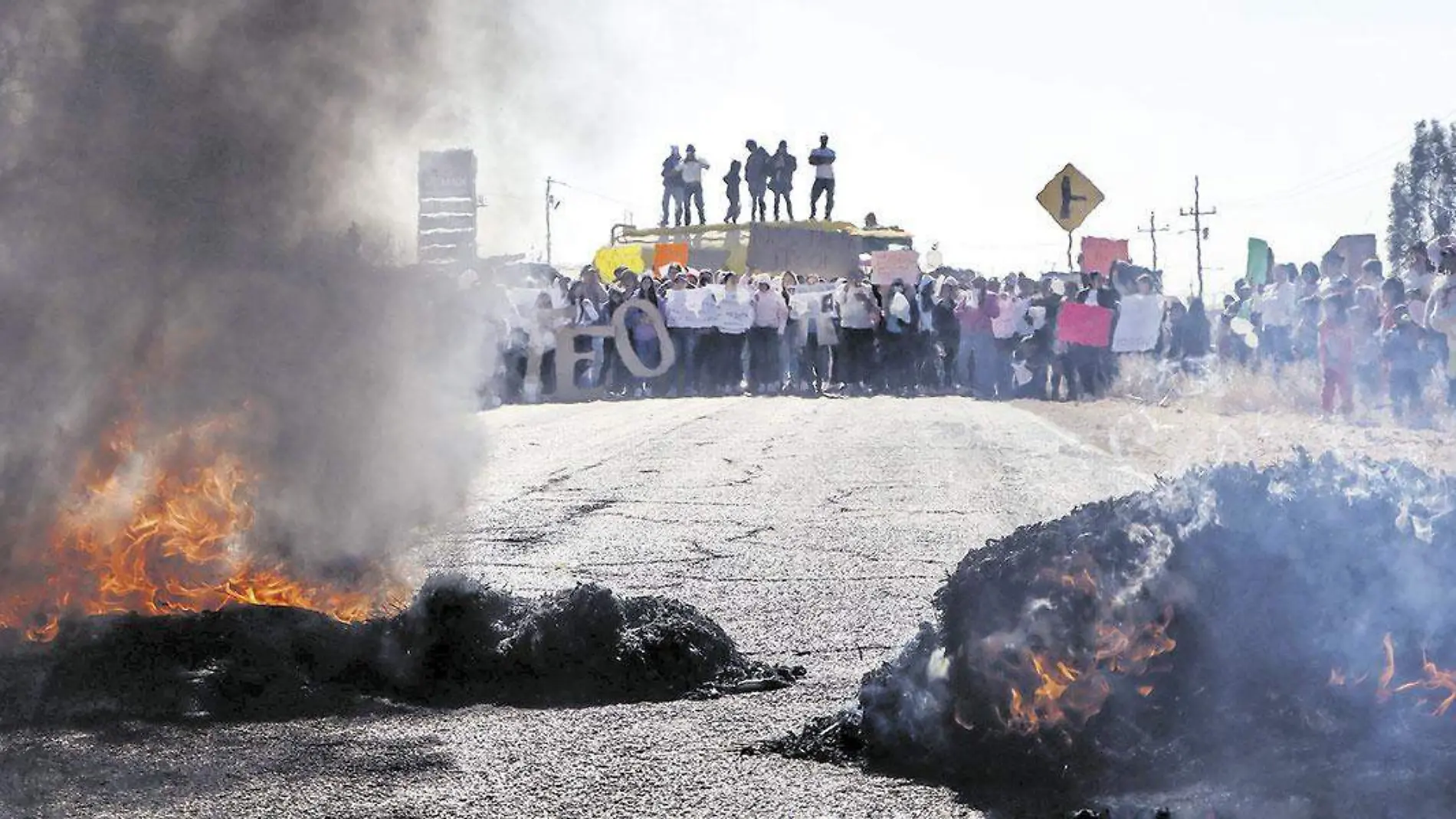 Quema-de-paja-y-llantas-durante-protesta-en-Chaparrosa-Villa-de-Cos