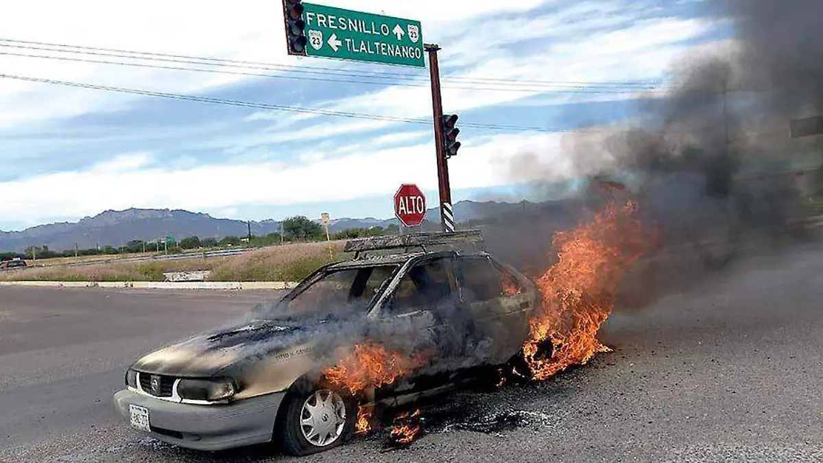 Los vehículos de alquiler fueron consumidos por las llamas enmedio de la carretera