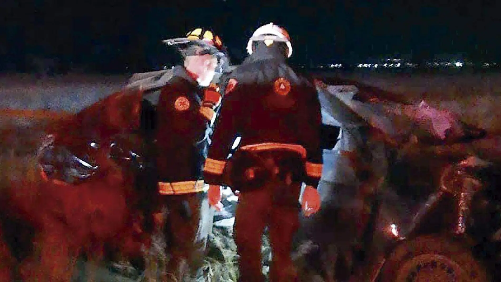 Elementos-de-bomberos-atendiendo-el-accidente-carretero