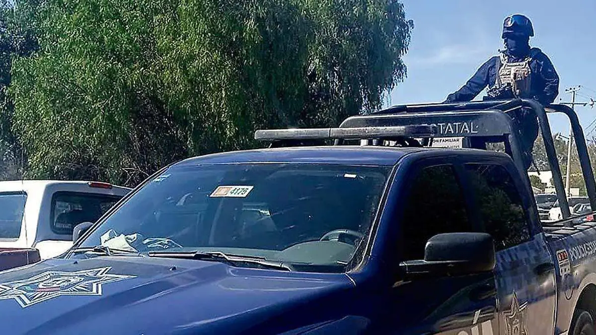 Elemento de la Policía Estatal de Zacatecas en operativo a bordo de una camioneta patrulla