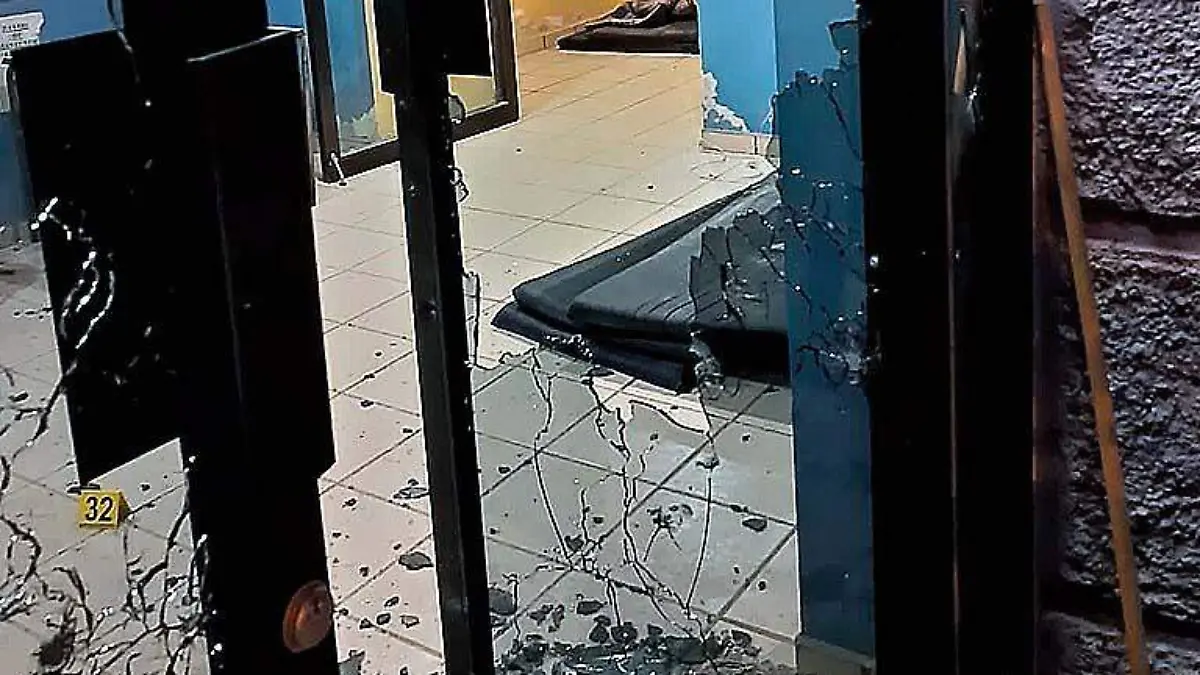 Puerta del juzgado penal de Fresnillo dañada por impactos de bala
