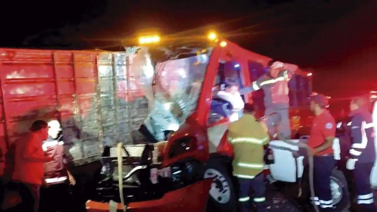 Choque-en-Saín-Alto,-Zacatecas,-labores-de-rescate