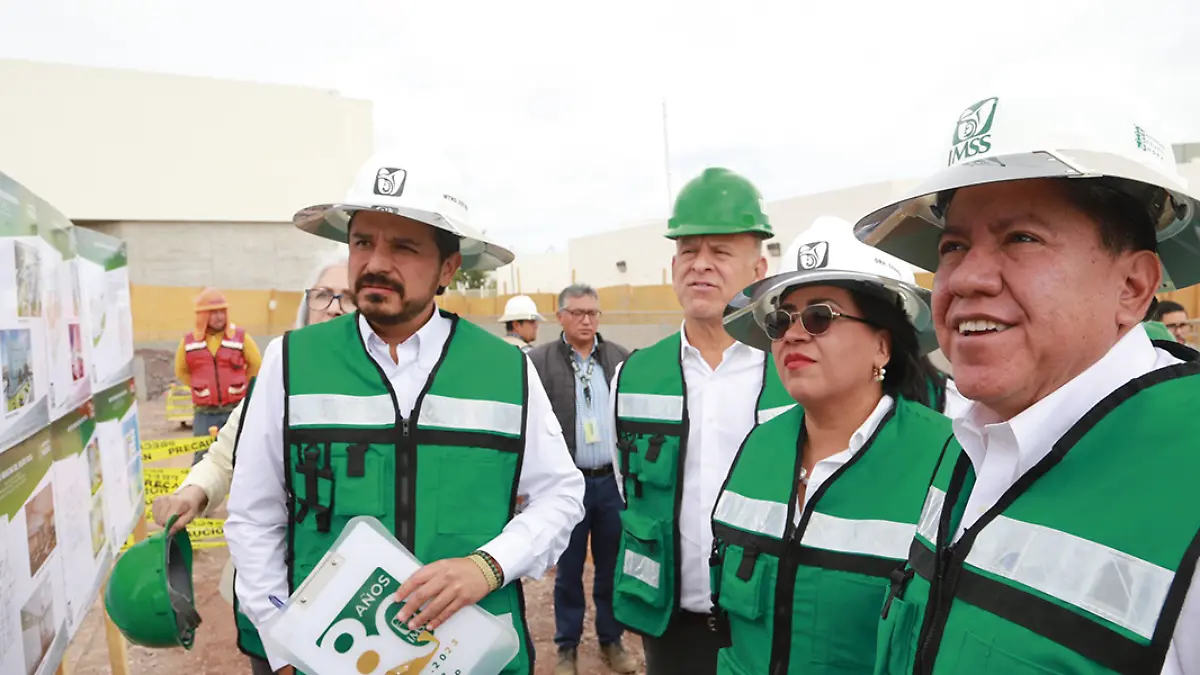 Zoe-Robledo-y-David-Monreal-supervisnado-construcción-de-hospital