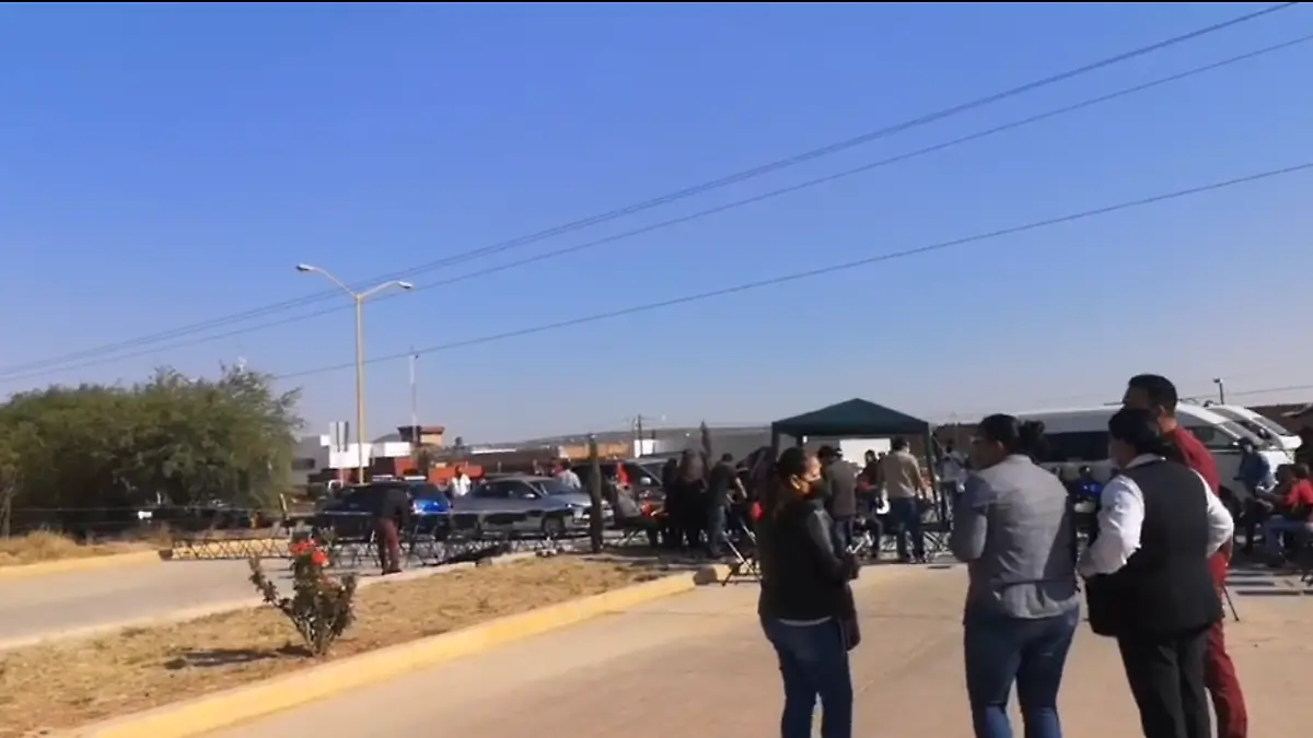 Protesta afuera del hospital de la mujer en Fresnillo