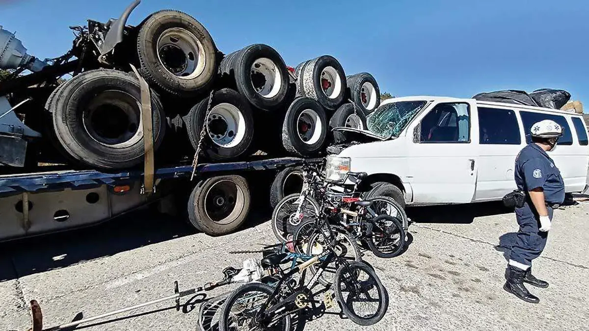 Elemento de Protección Civil abandera lugar del accidente